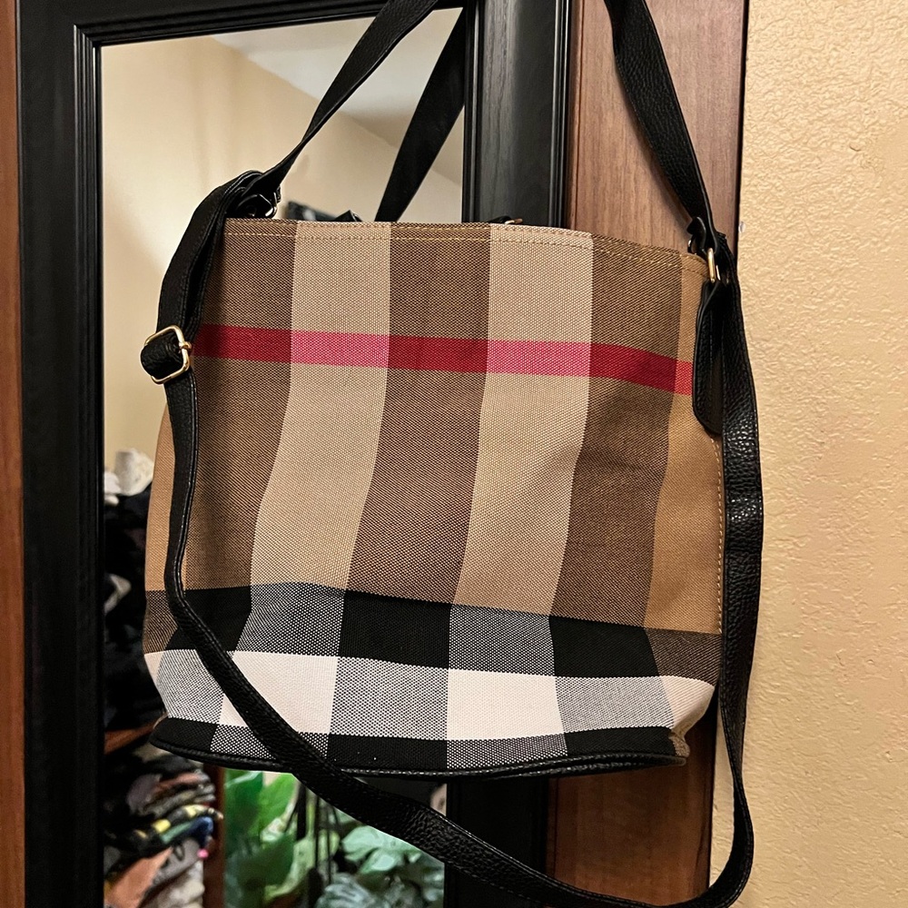 NWOT Plaid Bucket Bag/Tote with adjustable crossbody or shoulder bag strap